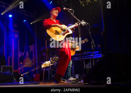 Fran Healy von Travis führt auf der Bühne auf dem Trafalgar Square in London an der Welt Big Sleep out-Ereignis am 7. Dezember 2019. Stockfoto