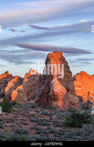 Sandstein Felsformationen hinter den Fenstern Abschnitt, Arches National Park, Moab, Utah USA Stockfoto