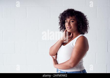 Portrait von lächelnden Fotografin Holding Kamera mit Modell im Studio Portrait Session Stockfoto