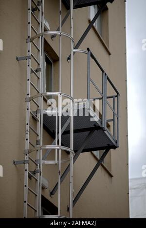 Stahl Treppen und Balkone auf der Außenseite eines Hauses, Rettung Route im Falle eines Brandes Stockfoto