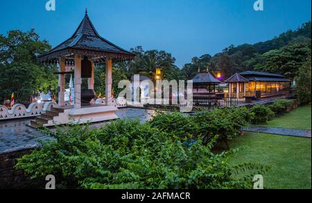 Innenhof an der Tempel des Heiligen Zahnes Relikt in Kandy/Sri Lanka Stockfoto