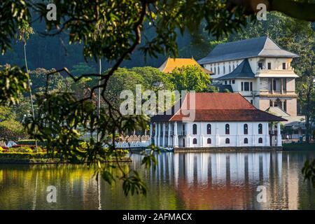 Der Tempel des Heiligen Zahnes Relikt in Kandy siehe vom See Stockfoto