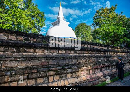 Frau vorbei gehen. ein Stupa in Kandy/Sri Lanka Stockfoto