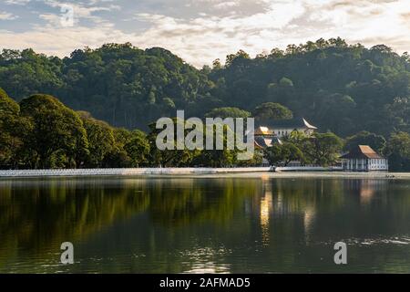 Der Tempel des Heiligen Zahnes Relikt in Kandy siehe vom See Stockfoto