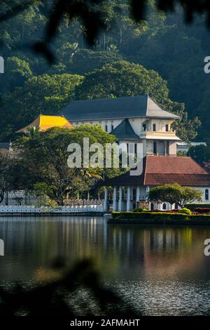 Der Tempel des Heiligen Zahnes Relikt in Kandy siehe vom See Stockfoto