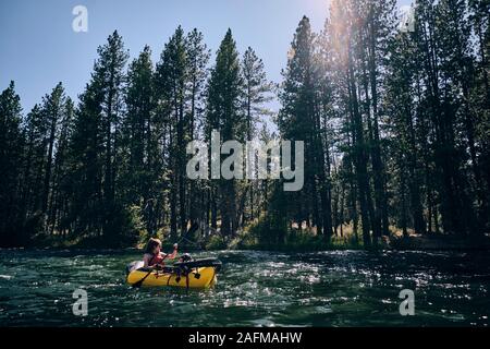 Frau Paddel Ihr pack Floß den Deschutes River in central Oregon Stockfoto