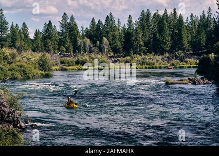 Frau Paddel Ihr pack Floß den Deschutes River in Oregon. Stockfoto