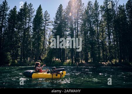 Frau Paddel Ihr pack Floß den Deschutes River in central Oregon Stockfoto