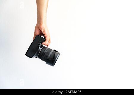 Digitalkamera in einer Hand Stockfoto