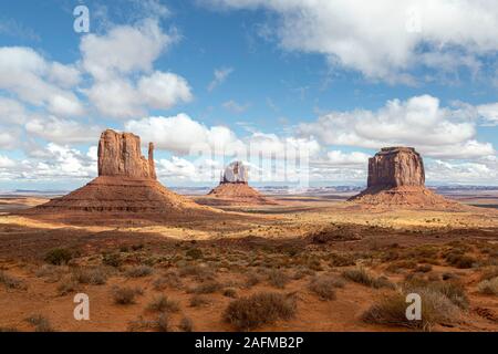 West Mitten Butte (links), East Mitten Butte (Handschuhe) und Merrick Butte (rechts), Monument Valley, Utah Arizona Grenze, USA Stockfoto