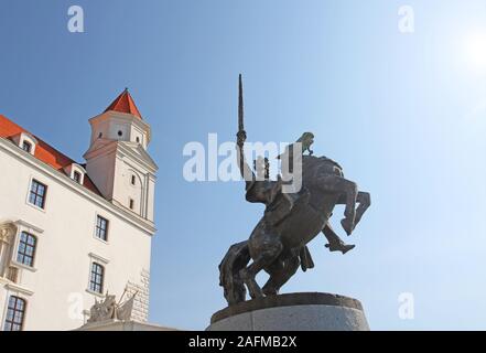 BRATISLAVA, SLOWAKEI - 01 September, 2019: Das Monument von König Svatopluk rechts und die Burg von Bratislava nach links Stockfoto