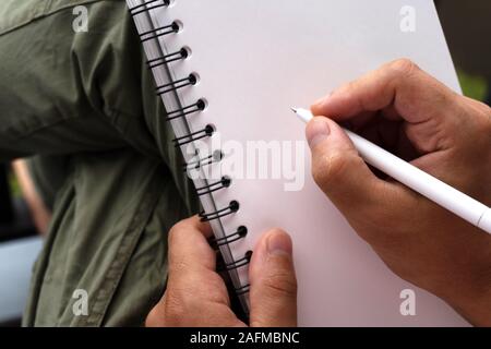 Weiß mans Notebook auf den Knien Stockfoto