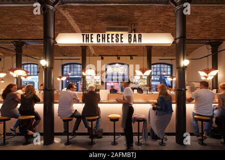 Restaurant in sieben Wählt den Boden. Seven Dials Markt, London, Vereinigtes Königreich. Architekt: Steif+Trevillion Architekten, 2019. Stockfoto