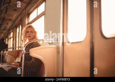 Junge Frau in der U-Bahn Stockfoto