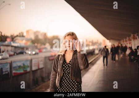Junge nachdenkliche Frau warten auf Zug in der Nähe der U-Bahn Station Stockfoto