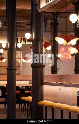 Stahlstützen und Food Bar sitzen. Seven Dials Markt, London, Vereinigtes Königreich. Architekt: Steif+Trevillion Architekten, 2019. Stockfoto