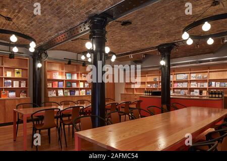 Essen Liebhaber Markt Buchhandlung. Seven Dials Markt, London, Vereinigtes Königreich. Architekt: Steif+Trevillion Architekten, 2019. Stockfoto