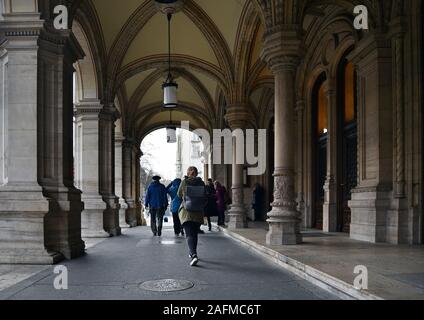 Österreich, Wien - MÄRZ 25: Wien ist die Hauptstadt und größte Stadt Österreichs. Blick auf die berühmten Arch Korridor in der Altstadt von Wien am 25. März 2019, Au Stockfoto