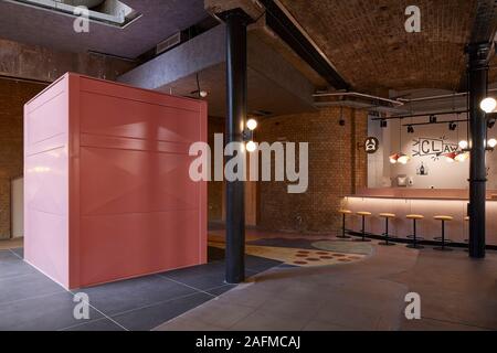 Essen Zähler im Keller. Seven Dials Markt, London, Vereinigtes Königreich. Architekt: Steif+Trevillion Architekten, 2019. Stockfoto