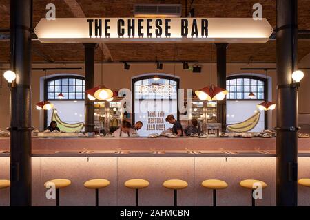 Restaurant in sieben Wählt den Boden. Seven Dials Markt, London, Vereinigtes Königreich. Architekt: Steif+Trevillion Architekten, 2019. Stockfoto