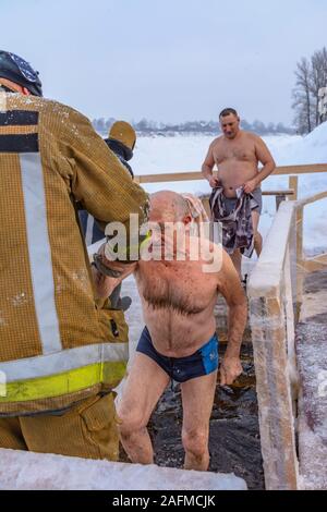 Angeln, etc., 10 Yacht Club "Osten", St.-Petersburg, Russland. 19.01.2019. Baden Einwohner von St. Petersburg in der Bohrung am Fest der Epiphanie. Stockfoto