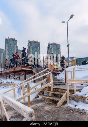 Angeln, etc., 10 Yacht Club "Osten", St.-Petersburg, Russland. 19.01.2019. Baden Einwohner von St. Petersburg in der Bohrung am Fest der Epiphanie. Stockfoto