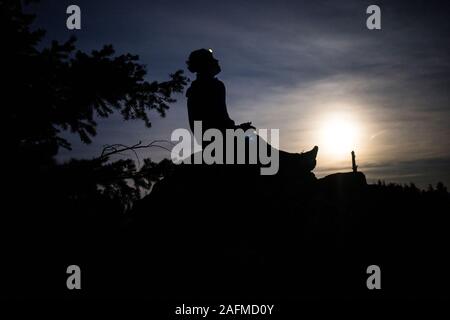 Ein Mann schaut den Mond in der selway Bitterroot Wildnis Stockfoto