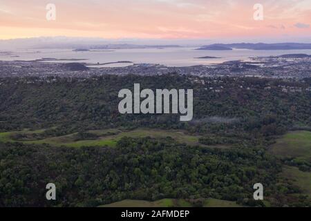 Eine heitere Sonnenuntergang beleuchtet die dicht besiedelten San Francisco Bay Area, einschließlich Berkeley, Oakland Emeryville, El Cerrito, und San Francisco. Stockfoto