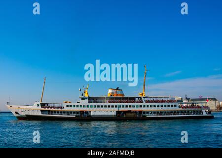 Istanbul, Türkei. November 21, 2019. Ein großes Schiff in Kadiköy Küste auf der asiatischen Seite von Istanbul Stockfoto