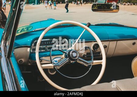 Havanna, Kuba - Oktober 18, 2019: Cllassic American Car Interior Stockfoto