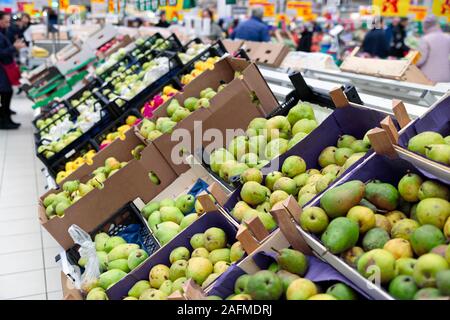 Boxen für Pfirsiche auf der Theke im Store. Supermarkt, Obst- und Gemüse Zone Stockfoto