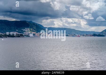 BERGEN, Norwegen - 19 Juli 2019: Stadtbild von touristische Stadt mit Meer-/Hafenblick, unter hellen Sommer trübe Licht schoss am 19. Juli 2019 an. Stockfoto