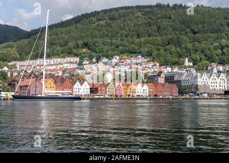 BERGEN, Norwegen - 19 Juli 2019: Stadtbild mit großen Segel schiff an Briggen Nachbarschaft Kai, unter hellen Sommer trübe Licht am 19. Juli, 201 Schuss Stockfoto