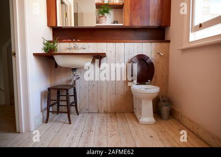 Leere Innenraum des Zeitgenössischen Garderobe mit Waschbecken und Toilette Stockfoto