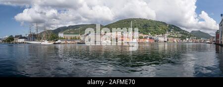 BERGEN, Norwegen - 19 Juli 2019: alte Hafen Stadtbild, unter hellen Sommer trübe Licht schoss am 19. Juli, 2019 in Bergen, Norwegen Stockfoto