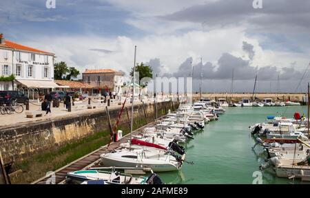 La Flotte en Ré, Charente/Frankreich - 29. Juni 2017: Marina des kleinen Dorfes auf der Insel Ré Stockfoto