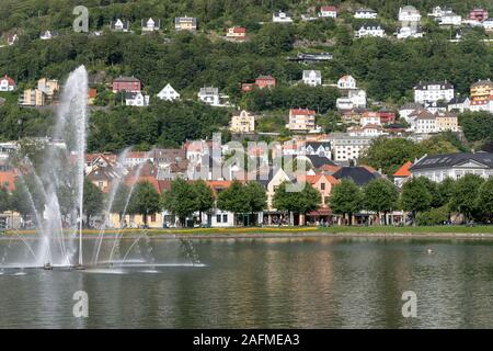 BERGEN, Norwegen - 19 Juli 2019: touristische Stadt Stadtbild mit Wasser sprudelt in großen, künstlichen Lungegard See in städtischen Park, unter hellen Sommer l Schuß Stockfoto