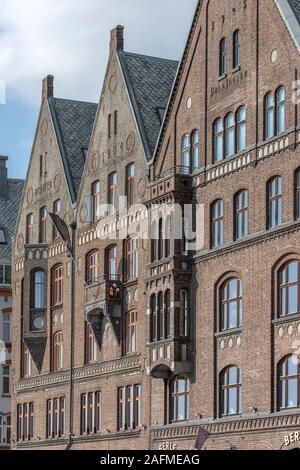 BERGEN, Norwegen - 19 Juli 2019: touristische Stadt Stadtbild mit malerischen Ziegelfassaden im Stadtzentrum, unter hellen Sommer Licht schoss am 19. Juli 201 Stockfoto