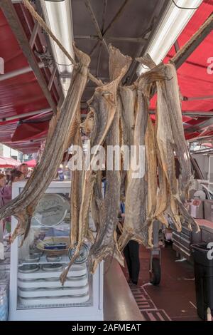 BERGEN, Norwegen - 19 Juli 2019: stockfisch Fisch und Meeresfrüchte am Marktstand, unter hellen Sommer Licht schoss am 19. Juli, 2019 in Bergen, Norwegen Stockfoto