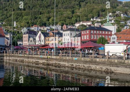 BERGEN, Norwegen - 19. Juli 2019: Die Menschen essen Fisch Marktstände, unter hellen Sommer Licht schoss am 19. Juli, 2019 in Bergen, Norwegen Stockfoto