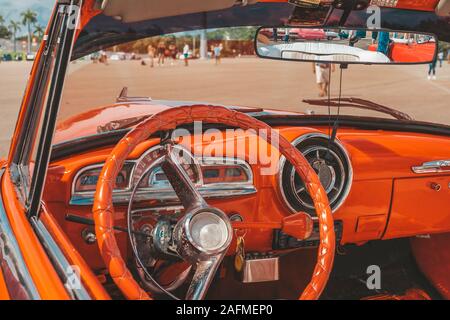 Havanna, Kuba - Oktober 18, 2019: Cllassic American Car Interior Stockfoto