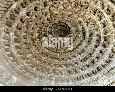 Ajanta Höhle im Inneren Schnitzereien auf Säulen und Decke in Mumbai, Indien. Stockfoto