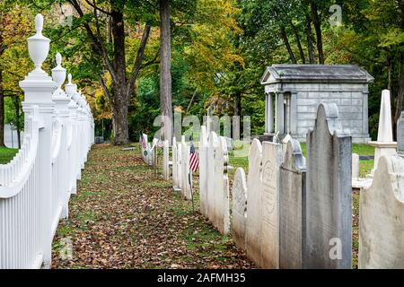 Charmante New England Lattenzaun mit Herbstlaub, Bennington, Vermont, USA. Stockfoto