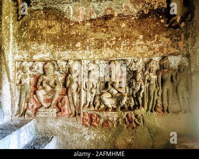 Ajanta Höhlen mit Buddha Statue und schönen architektonischen Schnitzereien an die Wände und Säulen in Mumbai, Maharashtra in Indien. Stockfoto