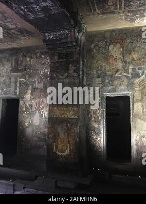 Ajanta Höhlen mit Buddha Statue und schönen architektonischen Schnitzereien an die Wände und Säulen in Aurangabad. Stockfoto