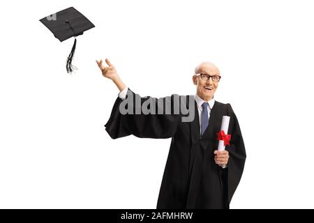 Ältere Mann, der eine grraduation Kleid aufgeregt, werfen hat und nach dem Diplom auf weißem Hintergrund Stockfoto