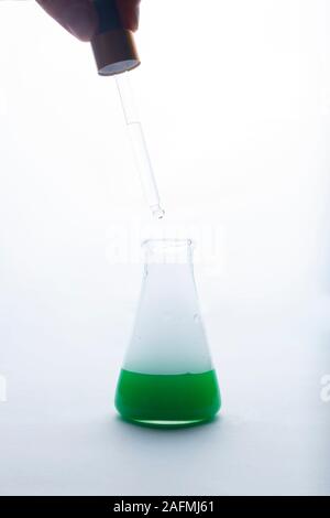 Pipetten, pipettieren, Medizin dropper und Labor Becher mit grüner Flüssigkeit und Rauch Stockfoto