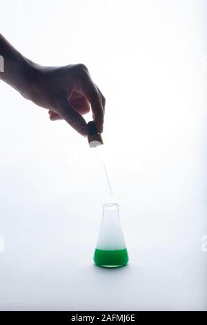 Pipetten, pipettieren, Medizin dropper und Labor Becher mit grüner Flüssigkeit und Rauch Stockfoto