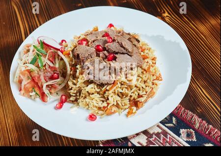 Leckere asiatische Pilaw auf einem braunen Teller. horizontale Ansicht von oben, rustikalen Stil Stockfoto
