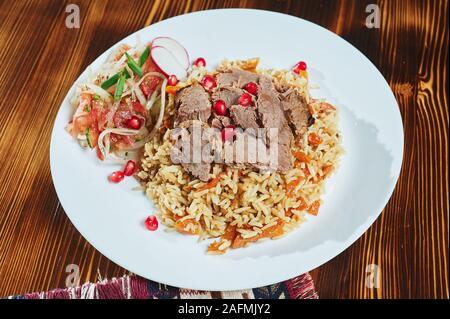 Leckere asiatische Pilaw auf einem braunen Teller. horizontale Ansicht von oben, rustikalen Stil Stockfoto